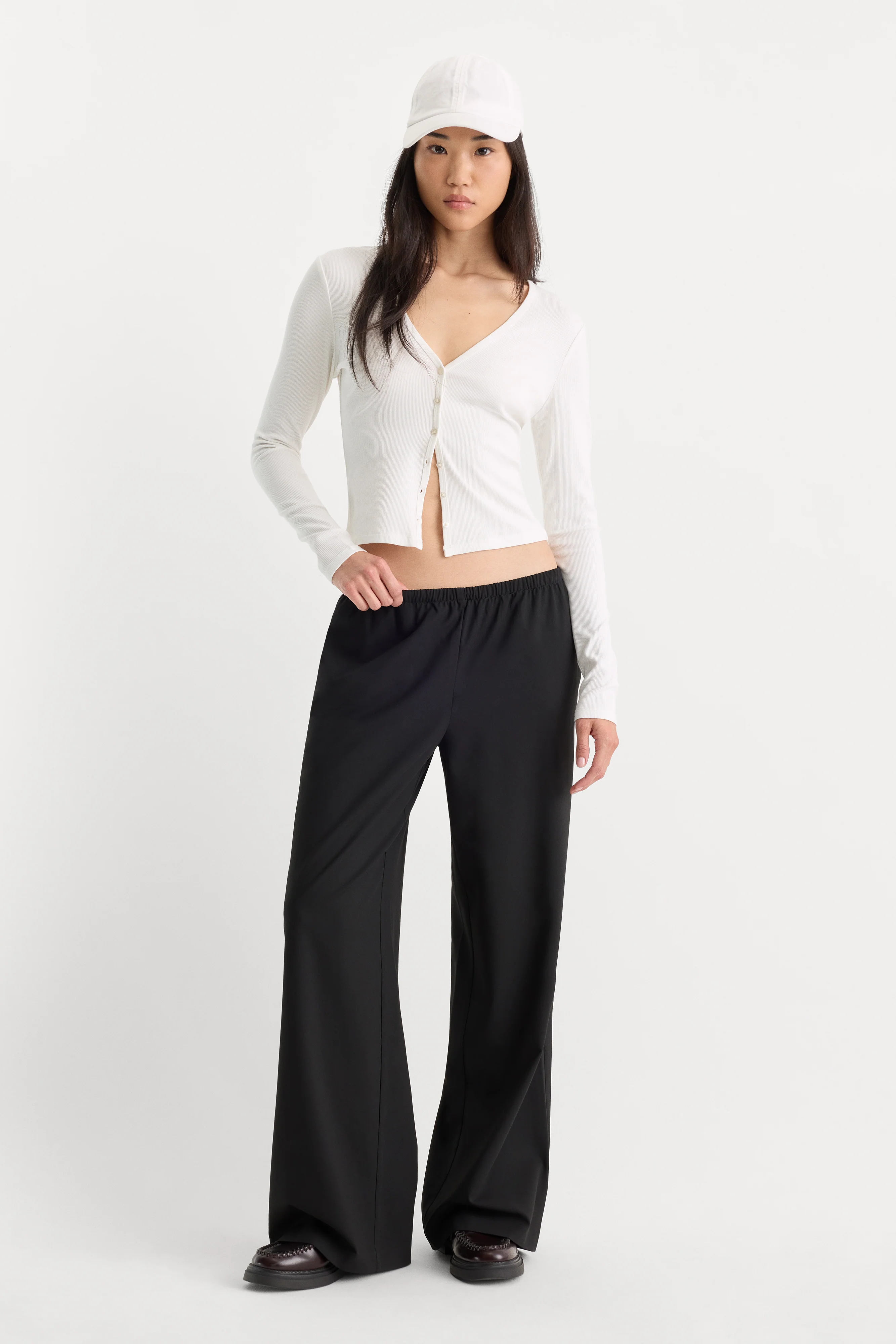 THE RIB V NECK CARDIGAN | CHALK - Image 3